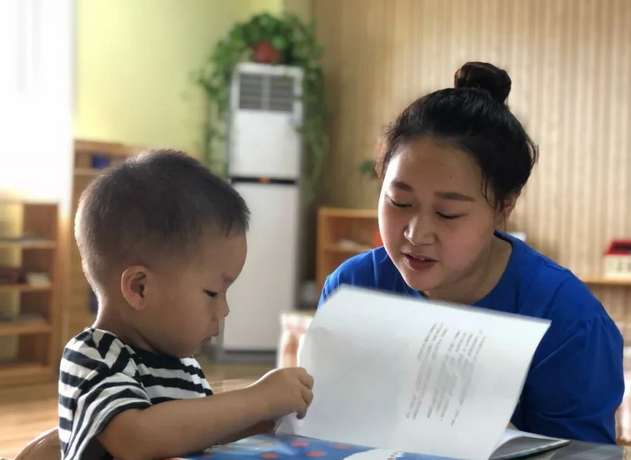 宝宝在幼儿园和在家2种表现？读懂亲子依恋理论，是处理的关键