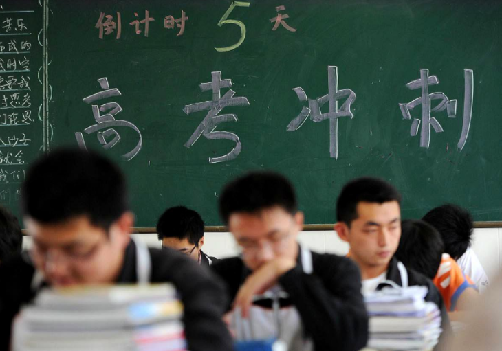 高三在即，学生却每天手机“不离手”，妈妈看到屏保后沉默了