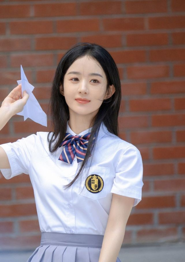 赵丽颖为消防员点赞！穿白T扎高马尾扮嫩美成校花，时尚感又强了