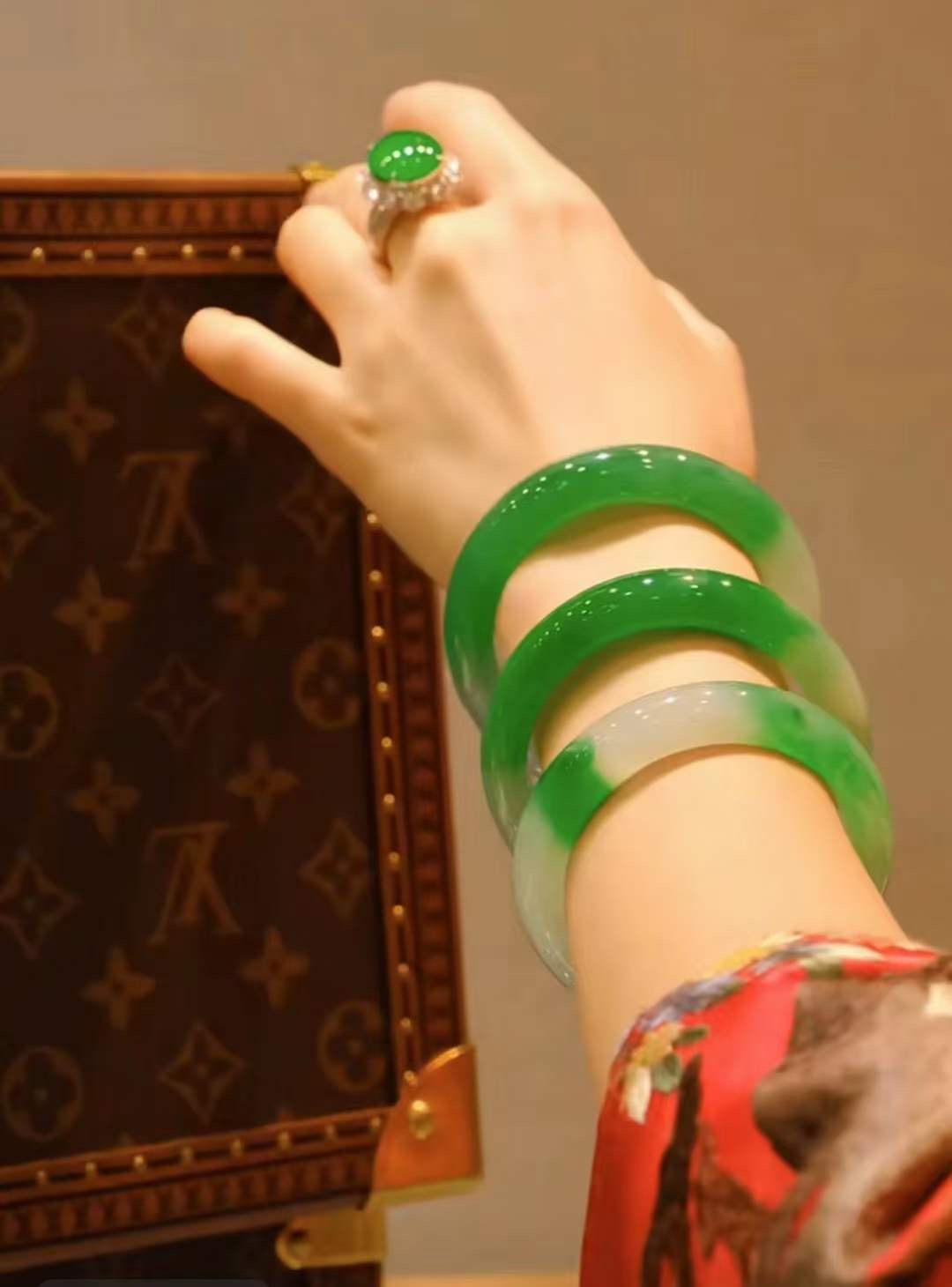 除了纯天然的美,更是手腕上的风景能修身养性(女人戴玉镯子有什么好处