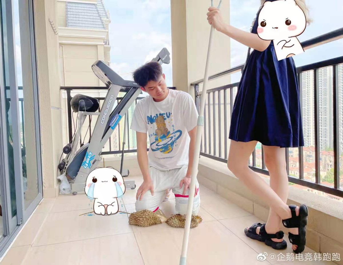 企鹅电竞的韩跑跑,靠着一手骚操作满分的韩信在峡谷大杀四方,也因此吸