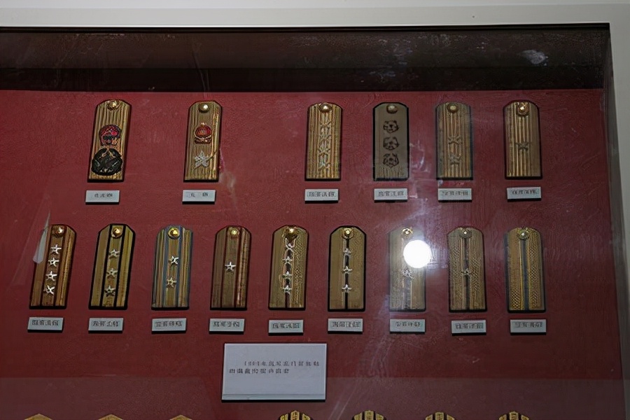 恢復軍銜制的時候，為什么最高軍銜是上將，元帥和大將不再設置