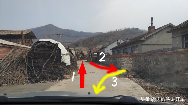 乡间丁字路口，新手司机如何借道倒车，安全通过窄路掉头？