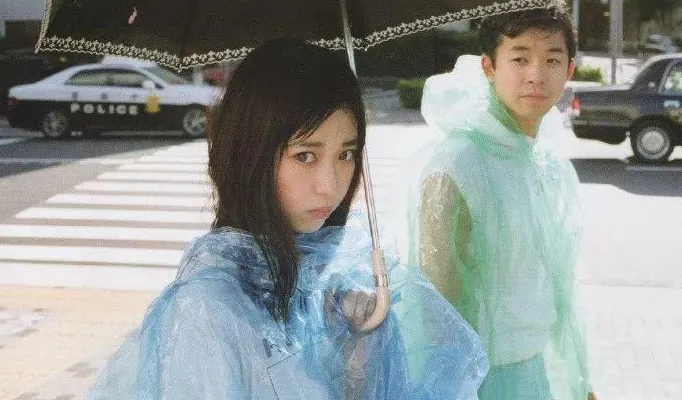 日本爆红男女艺人同天确诊新冠,两人交往至少三年,疑似低调同居
