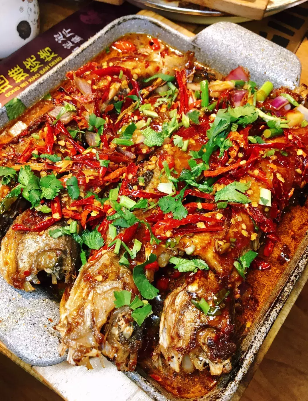 大猪蹄子9块9,一米长大刀鱼20块,10块钱一大盘子蘸酱菜随便夹