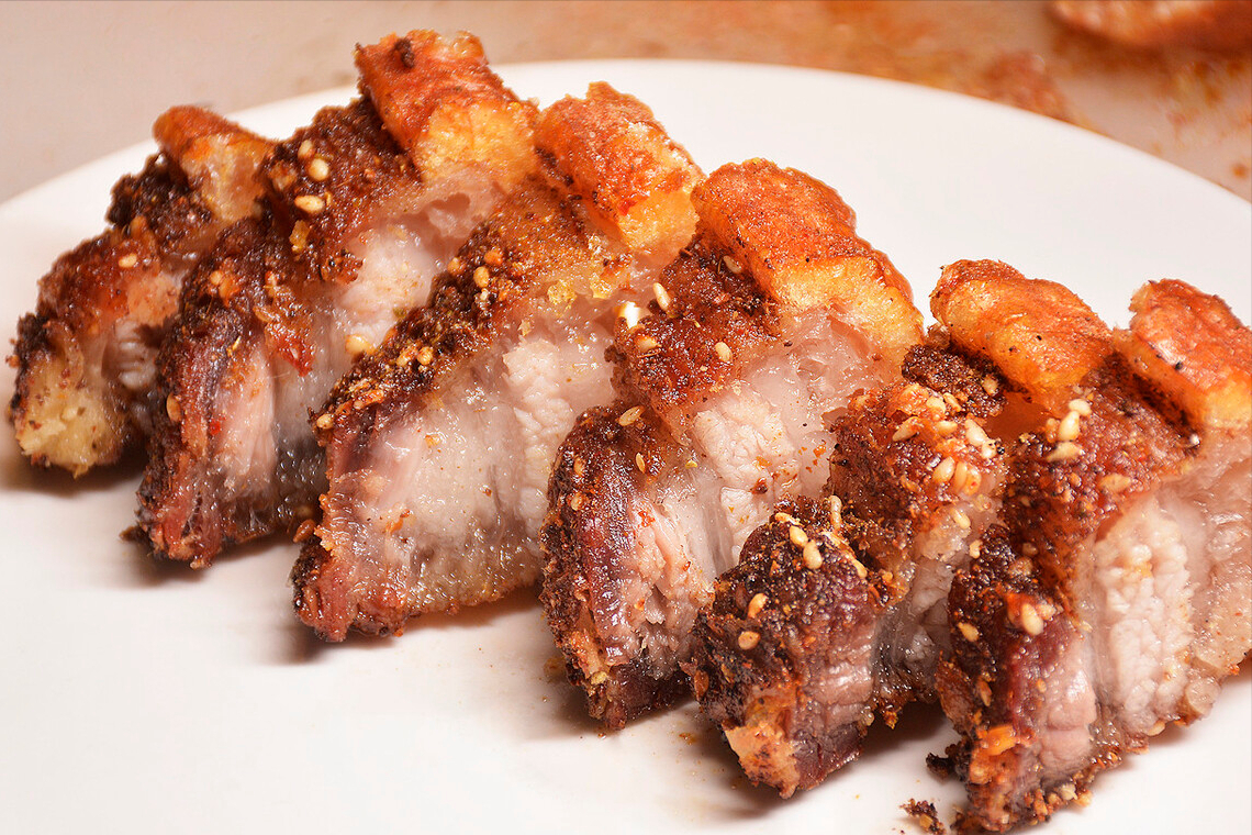 炸五花肉怎样炸得又酥又脆(教你复刻网红脆皮五花肉)