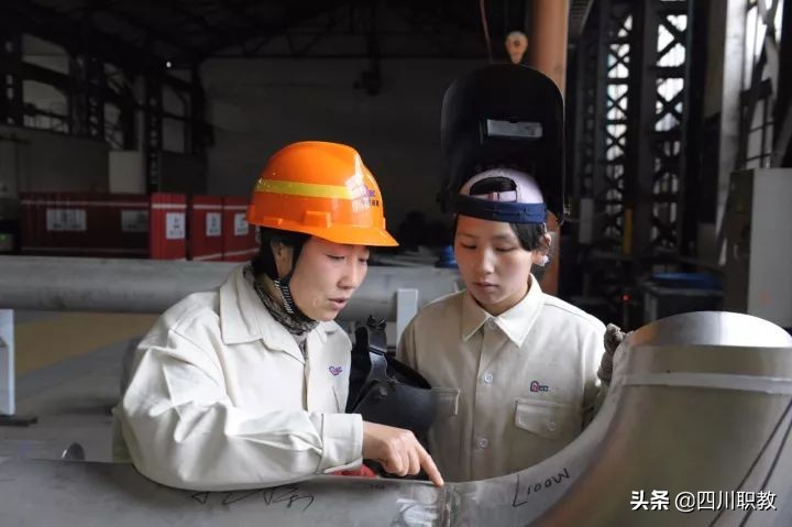 “90后”核级焊工回校祝贺，中国核工业唯一高职院校建校40年
