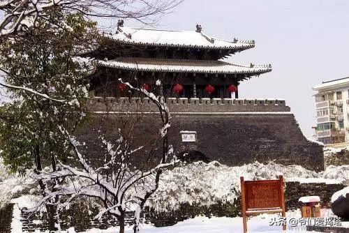 红墙，白雪，琉璃瓦，大雪压青松