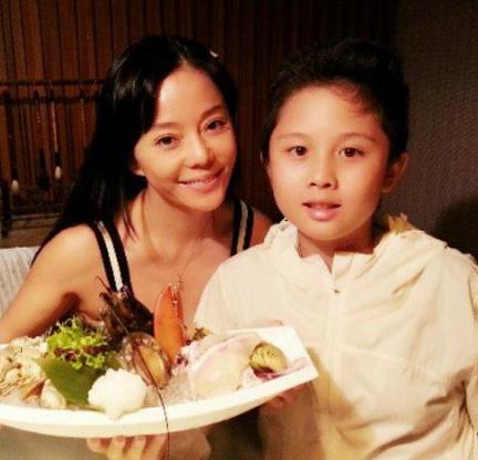 狄莺38岁生子，12岁断奶15岁分床，畸形母爱让儿子成为罪犯