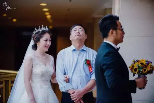 “爸爸，我也想要抱抱”，女儿奴爸爸面前，儿子就是“干苦力”的