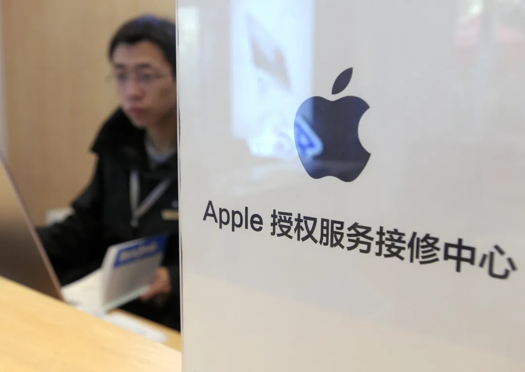 拿稳了,iPhone13你摔不起了,换块屏2400起,他们让你加价换新