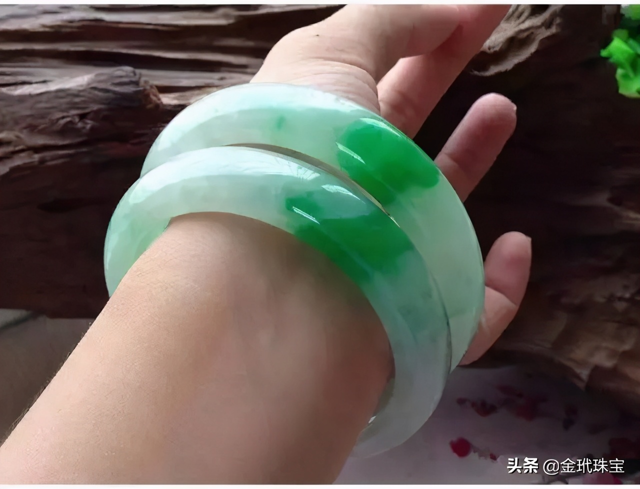玉手镯你是怎么戴的?玉镯不双戴或富贵戴双镯,哪一种才是对的?