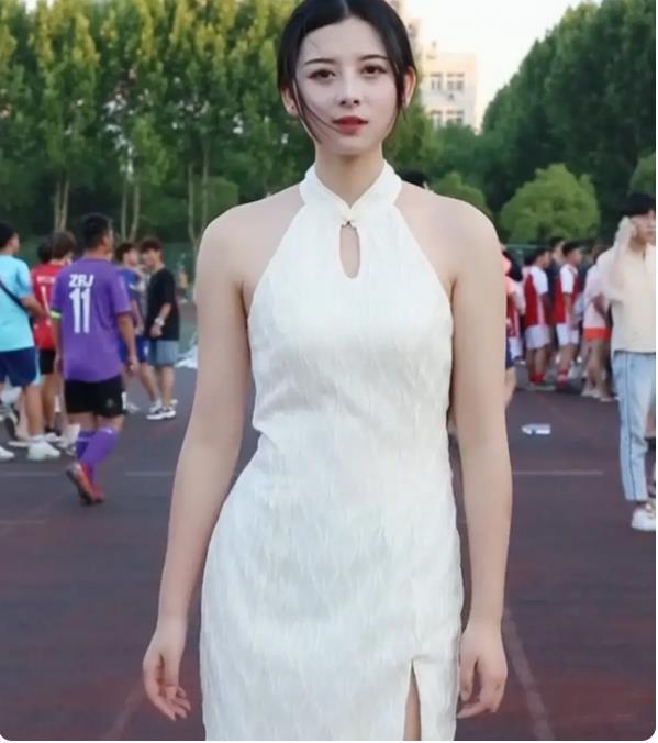 女网红冒充大学生被社死，私进高校摆拍被点名警告，引得网友热议