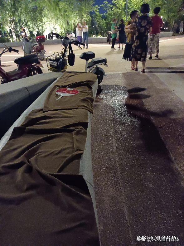 一个人夜晚散步的句子(开封一河边散步有感) - 火句子