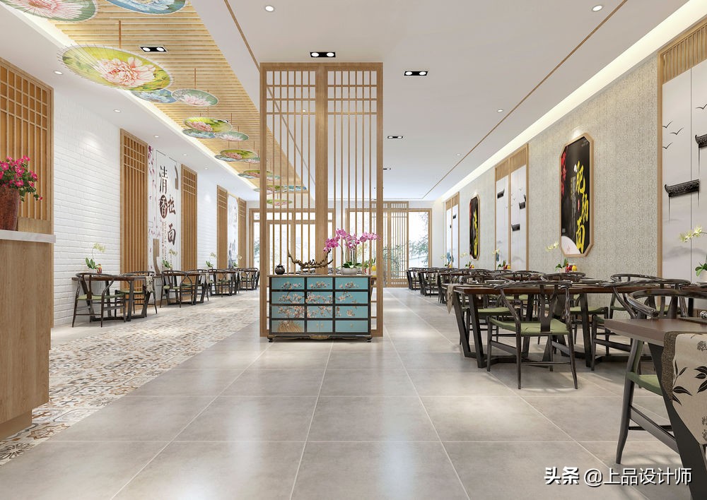 他租了240㎡的旧房子，装修成新中式风格的面馆，别有一番趣味