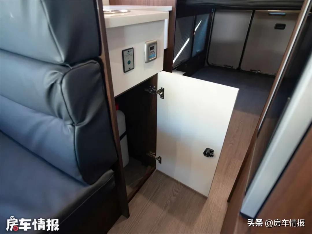 新款丰田考斯特房车，4.0L动力足，大沙发特舒服行李箱能住人