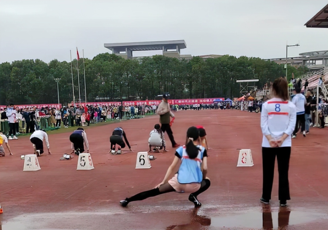 女大学生穿黑丝参加运动会，评论区骂声不断，结果打了不少人的脸