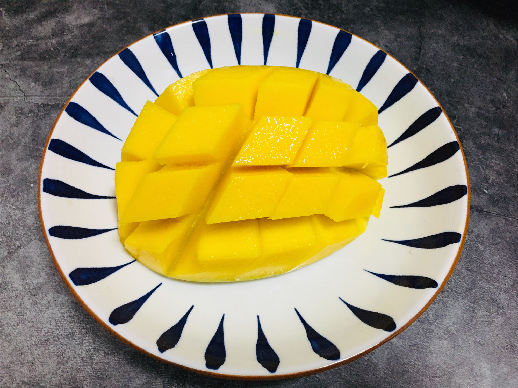 切芒果的方法窍门超实用的4种芒果切法简单省事儿不脏手