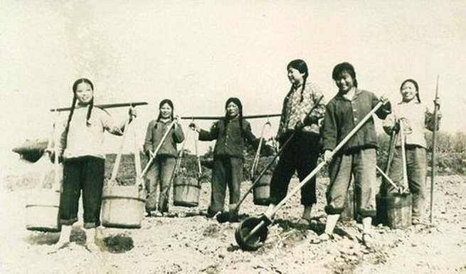 《十大酷刑》——小周著，1978年出版，揭示古代残酷刑罚真相。