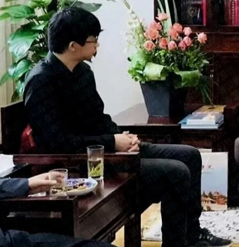 杨澜24岁儿子照片曝光，长相清秀不像爸爸，与人交谈母亲眼神紧跟