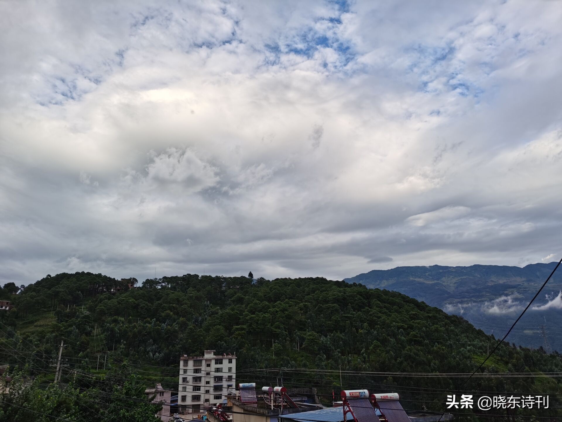 《大凉山印象诗两首》，野鸟闹窗栖晚树，晨鸡报晓是谁家