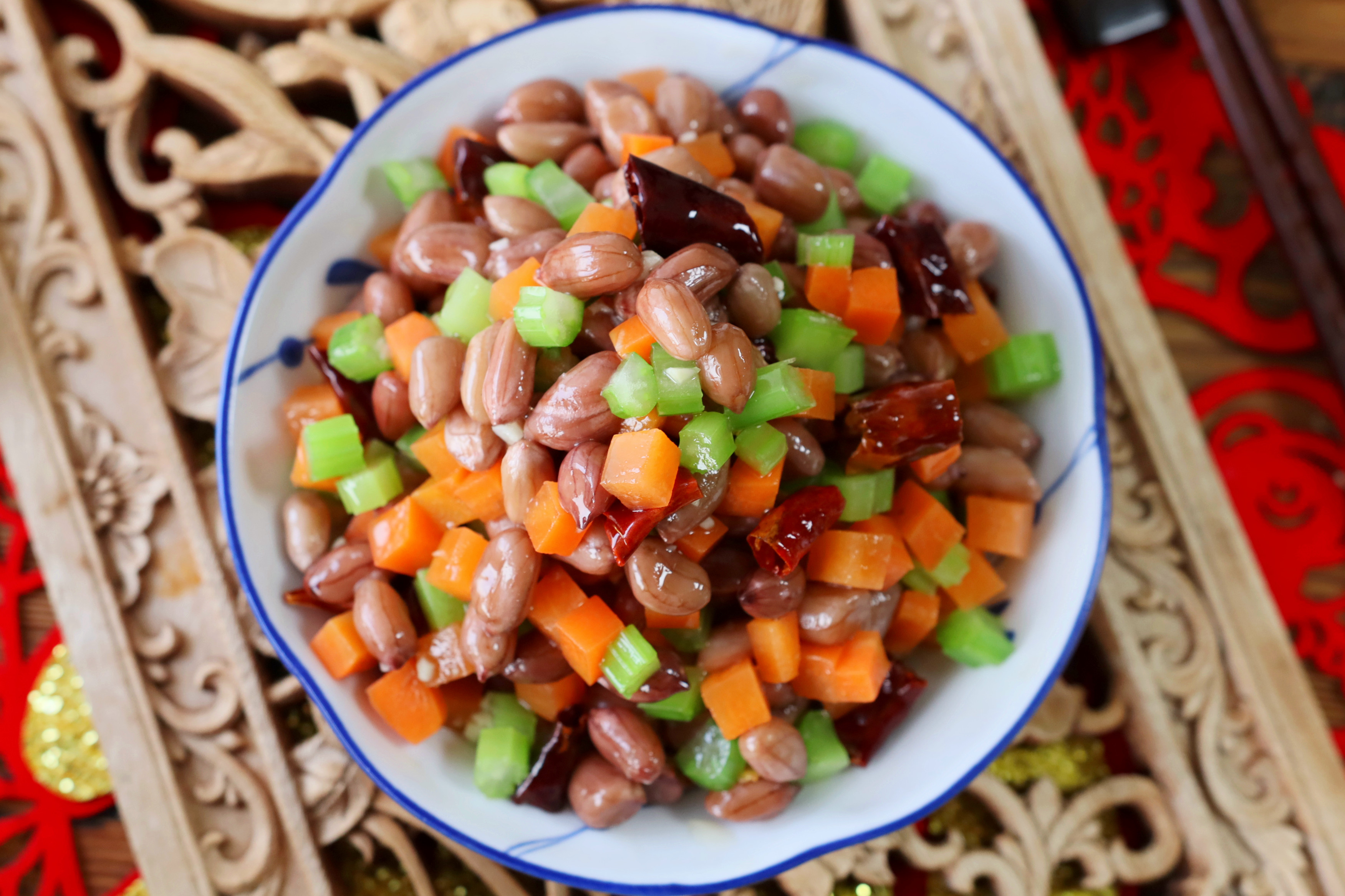 做"水煮花生米",想花生入味有嚼头,煮几分钟是关键,下酒好菜