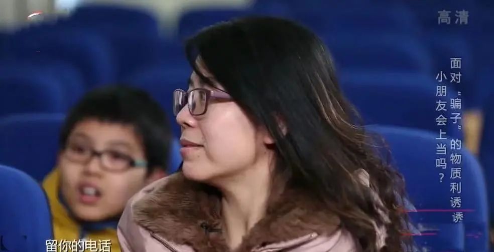 校门口的新型危险：仅凭免费玩具，陌生人轻松将孩子“骗”上车