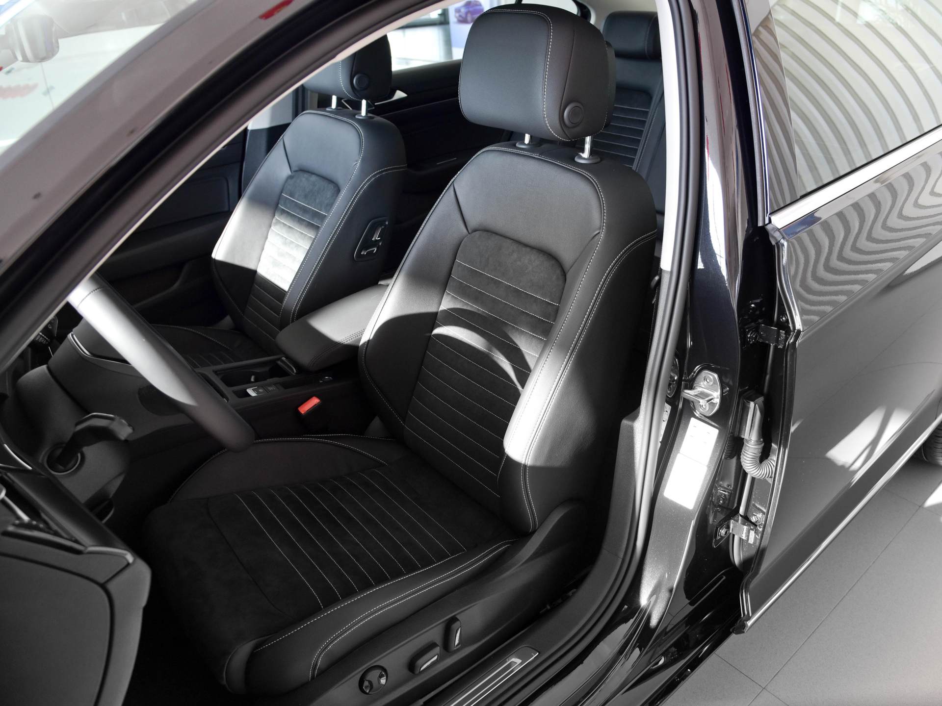 价格挺便宜空间还领先，三厢合资中型车油耗6.3L，带你看大众迈腾