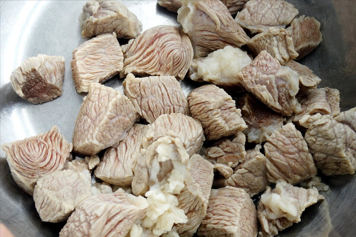 炖牛肉，记住3点小窍门，软烂不塞牙，香嫩没腥味，老人也能嚼动
