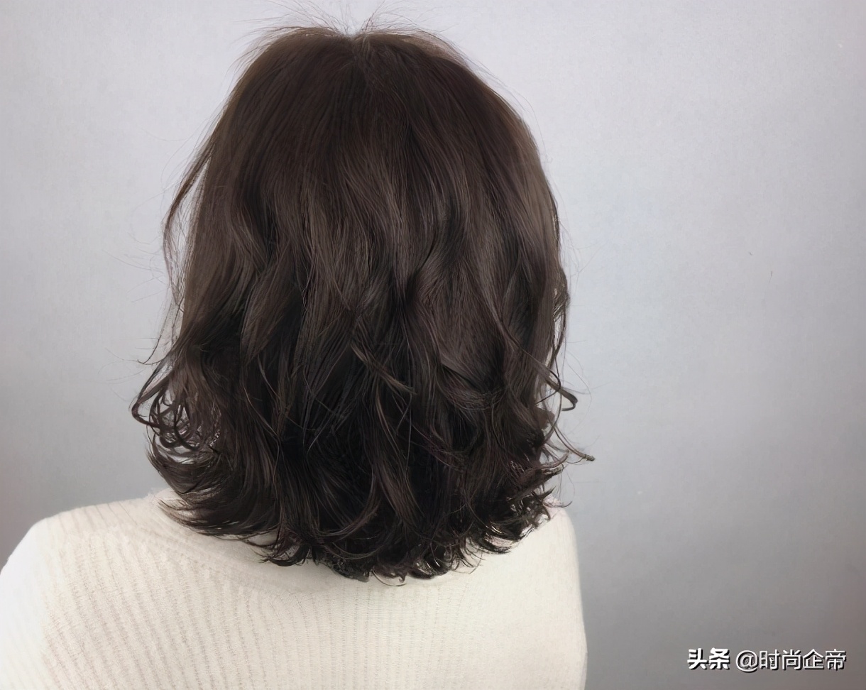 "发尾烫"又开始流行了,这里30张发型图片给你参考,拿走不谢