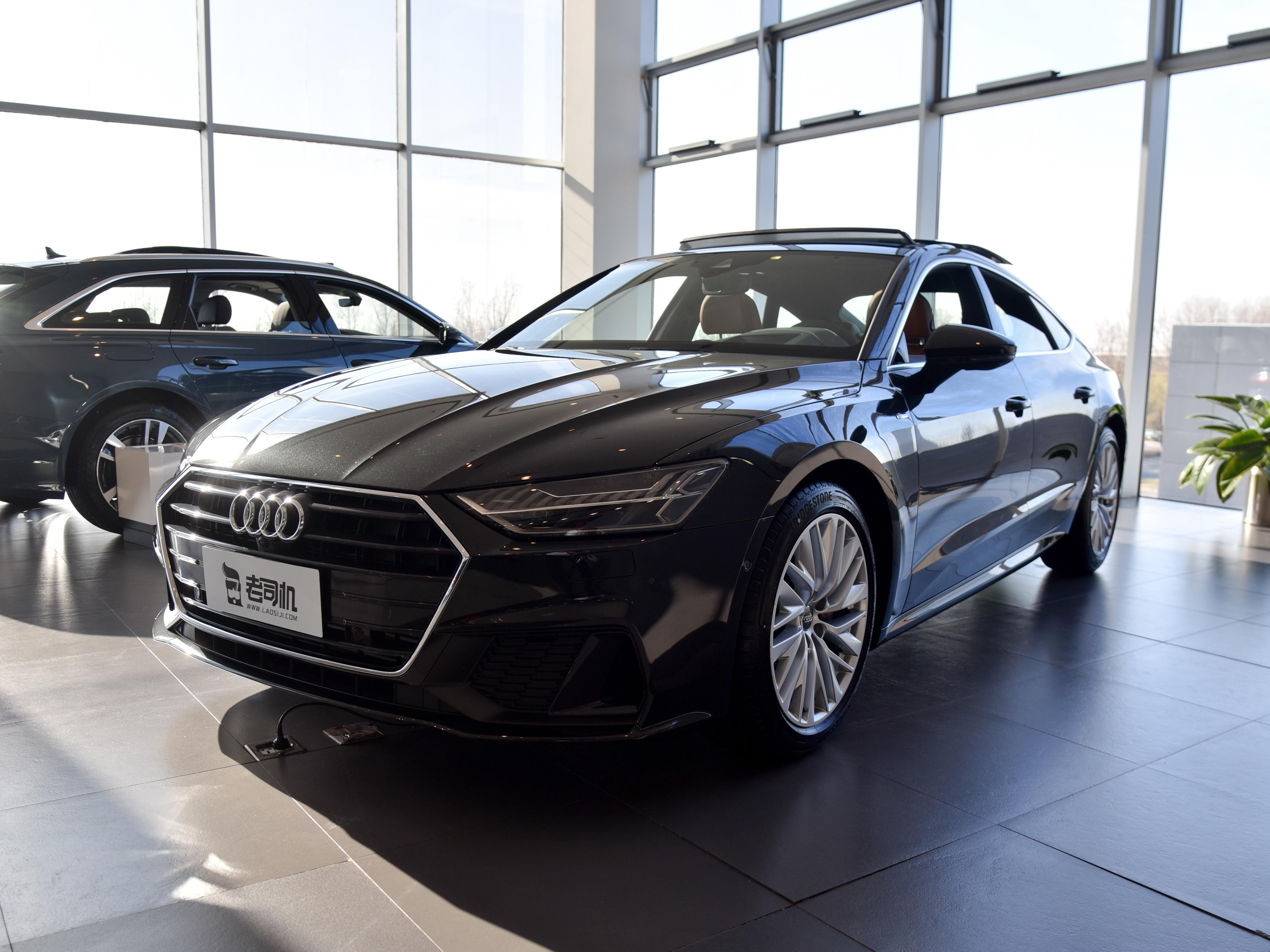 奥迪A6L 2017款豪华型轿车，搭载V6发动机，配备quattro四驱系统，内饰精致舒适