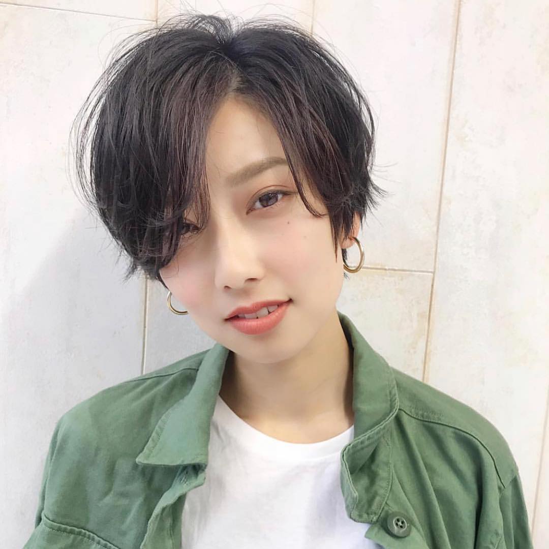 发量少,发质细软容易油的小圆脸女生,适合什么样的短发?