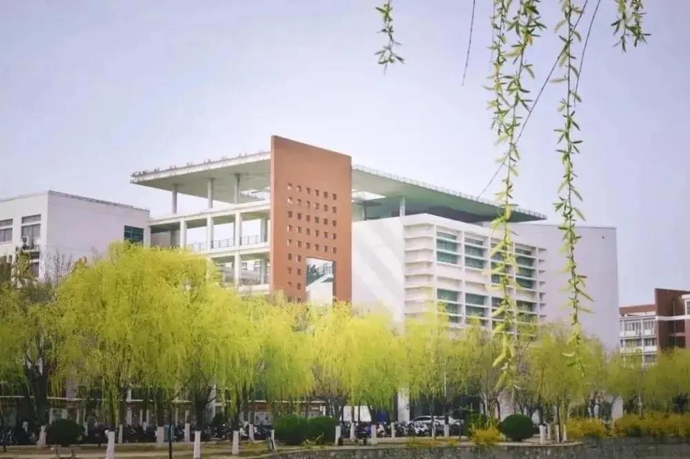 河南这所大学吃住条件超好！有3大校区，10余个食堂，还早早供暖