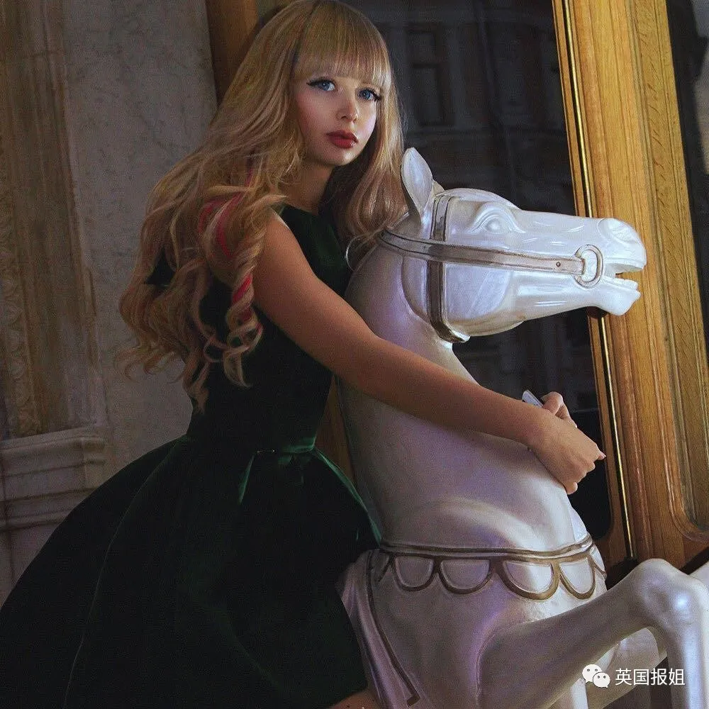 俄国美女从小被“圈养”！父母把她当活娃娃，丰胸细腰拍性感照