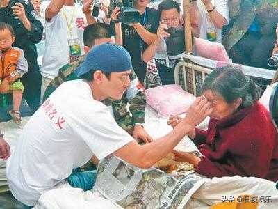 7位当众下跪的明星：有人为了感谢，有人为了献媚，有人为了爱情