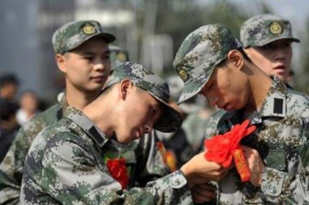 高中入伍和大学入伍有啥区别？看完才知道，两者差的不是一星半点