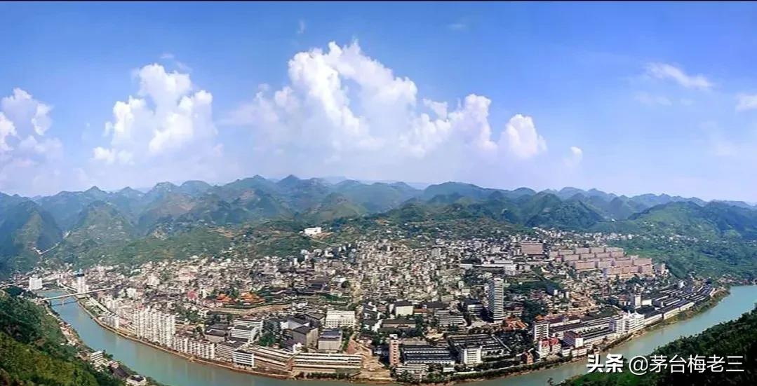 茅台酒产地——茅台镇位于东经150,北纬27,地理海拔高度420~550米