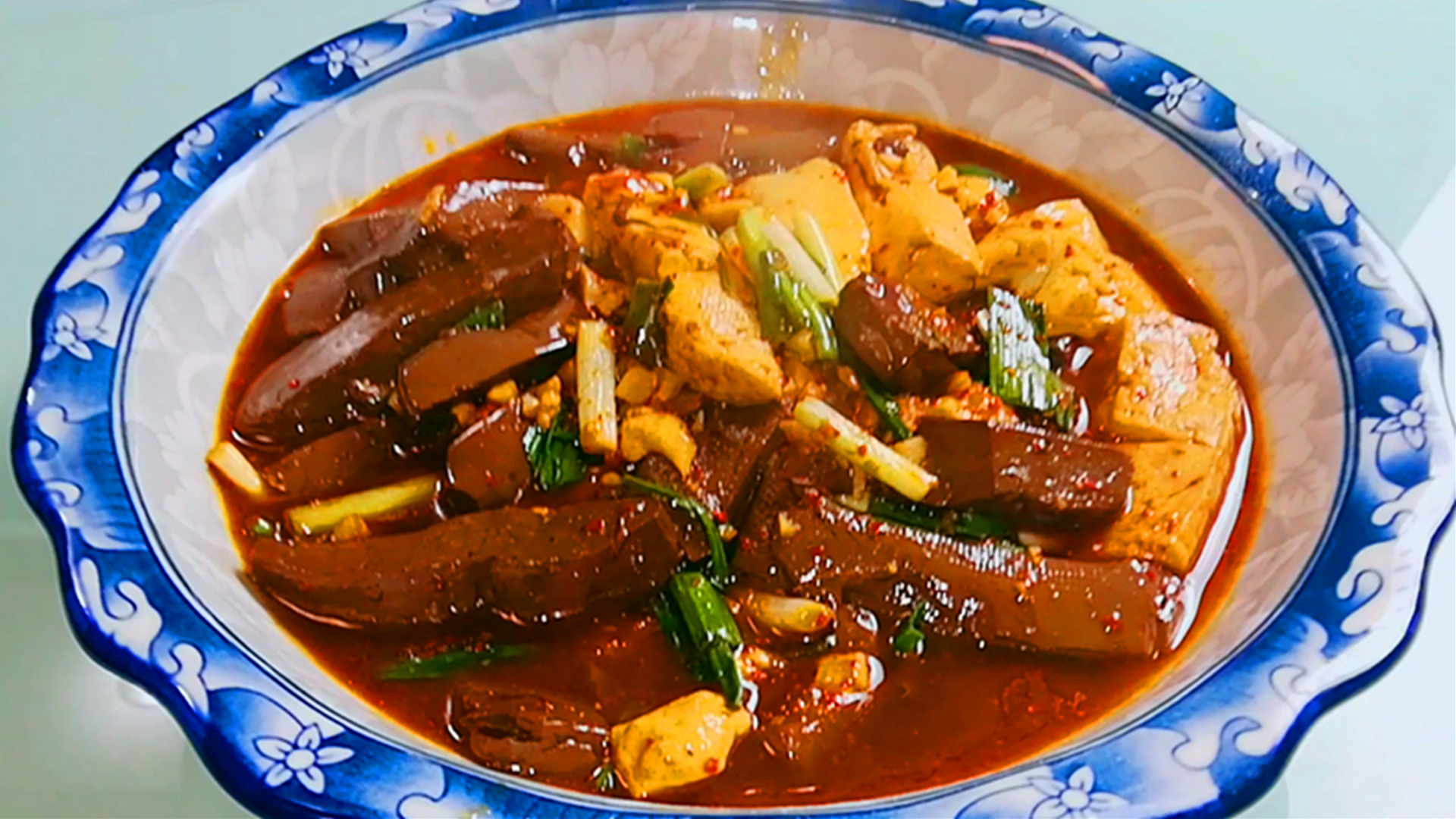 大厨教你羊血炖豆腐这样做,又滑又嫩,鲜香酸辣,好吃又下饭