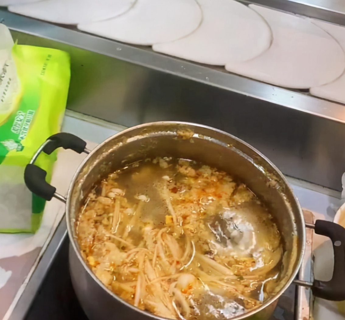 河北高校食堂“新鲜事”，16.6元自助吃15个鸡蛋被叫停，学生控诉