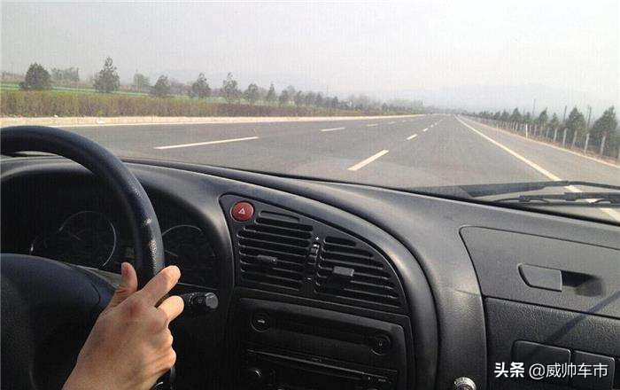科目三直线行驶技巧：如何保持车辆稳定不偏离车道