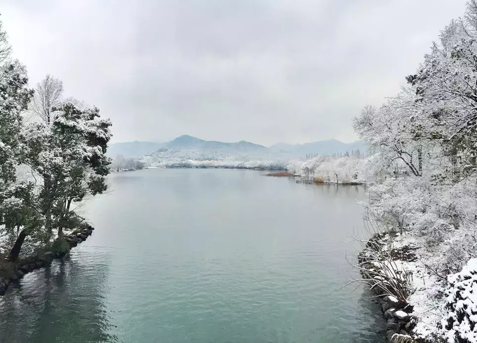 西湖冬天的景色图片