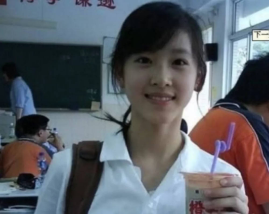 一组校花的照片火了：从小学到大学，哪个时期的校花惊艳了众人？