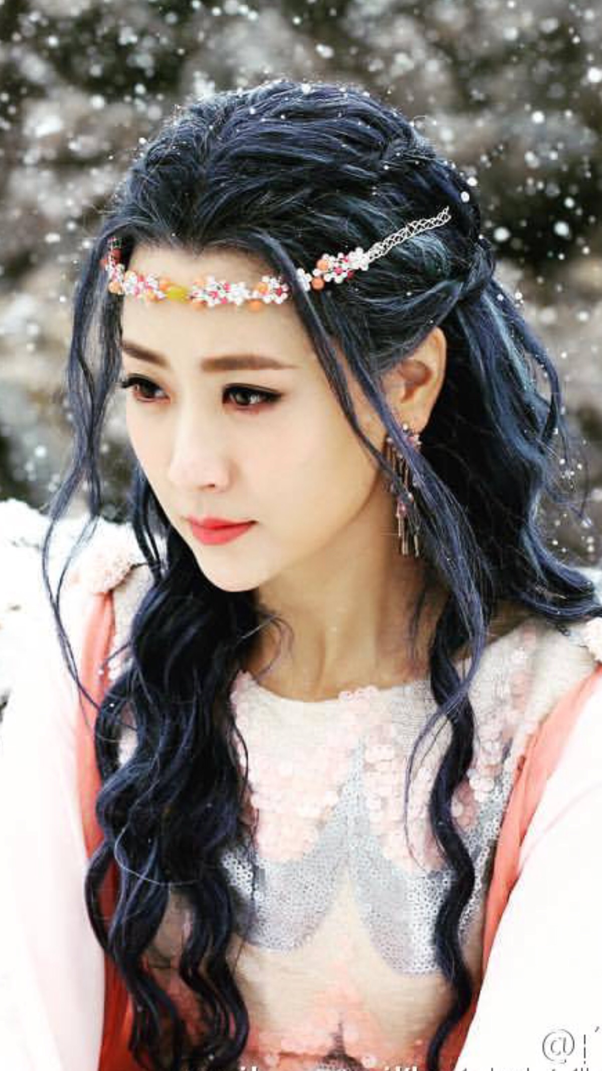 幻城里面最惊艳的美女非白冰莫属了,白冰饰演年轻的莲姬,一头深蓝色