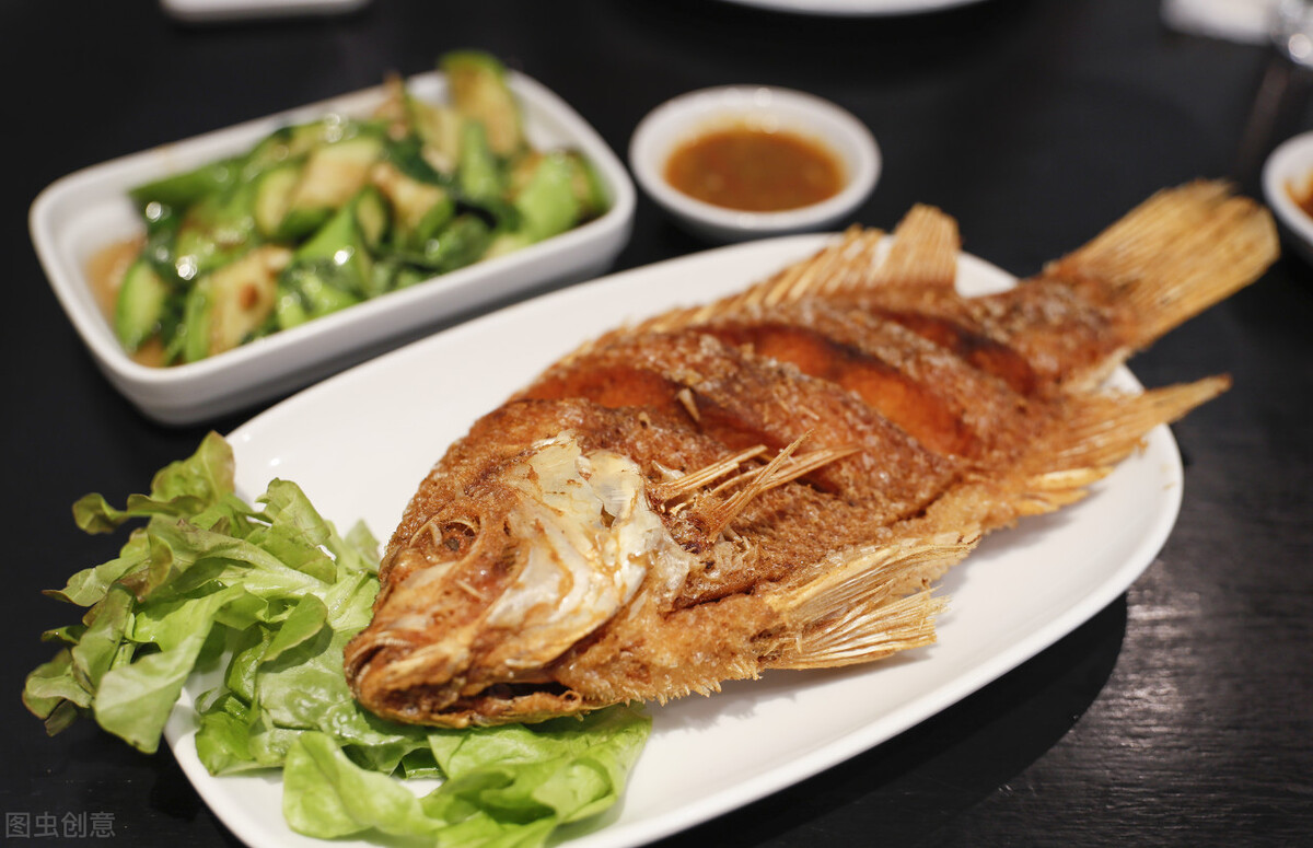 不管炸什么鱼,挂面糊是外行,用这2样,又焦又酥,不吸油不腻口