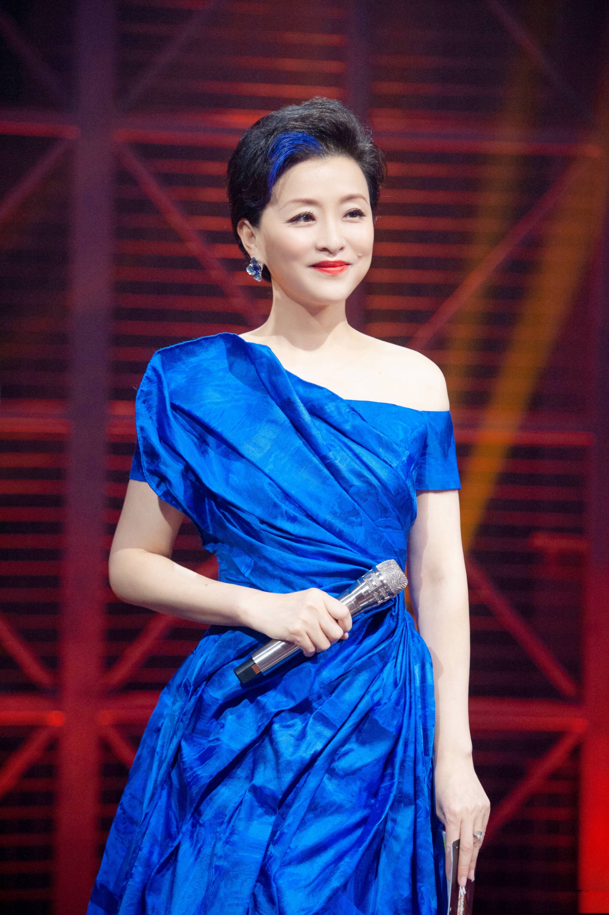 杨澜越来越时髦,53岁挑战漂染蓝发,一袭抹胸蓝裙美得让人心动