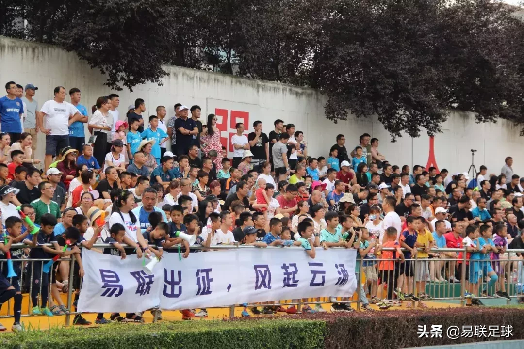 可以在哪里看高新的足球比赛(足球不惧风雨 雨战进行到底！西安高新易联中冠、陕超双线告捷)