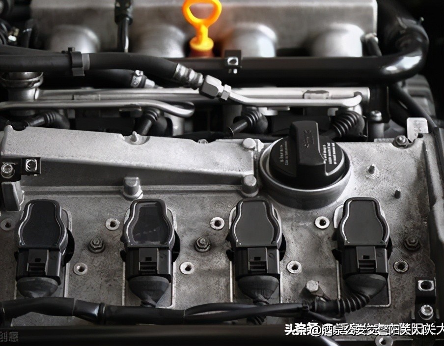 汽车发动机漏油的原因是什么？