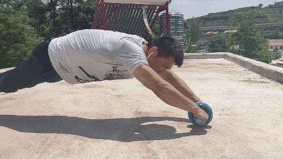 站姿腹肌轮怎么练？你只需要3个技巧，以后腹肌轮就不用跪着做了