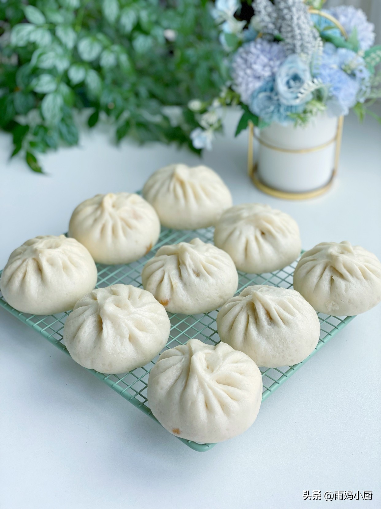 香菇木耳猪肉包子的家常做法，1次发酵真省事，外皮暄软馅料多汁