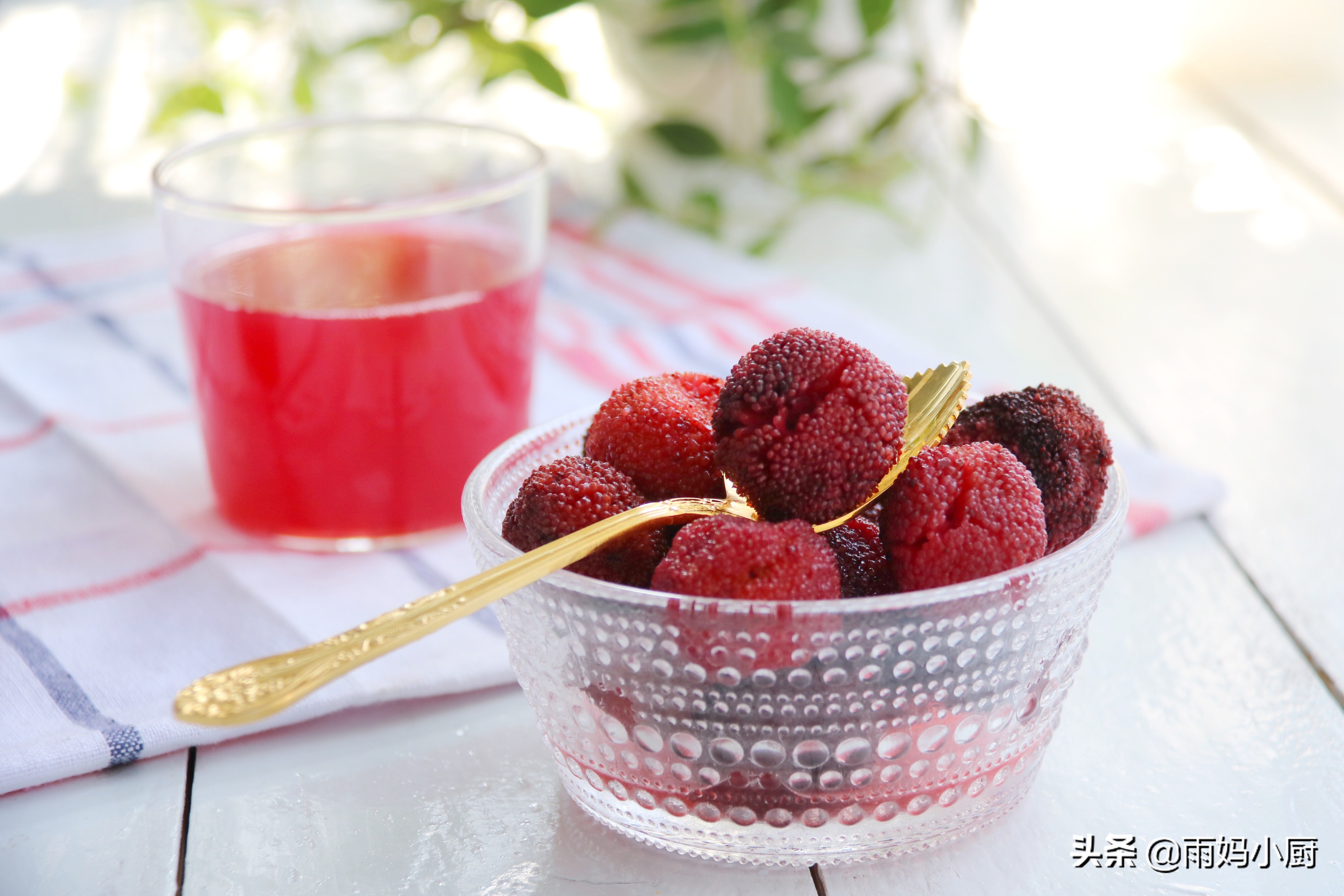 炎炎夏日,自制冰镇杨梅汤,解暑止渴比吃雪糕还过瘾,喝多也不怕